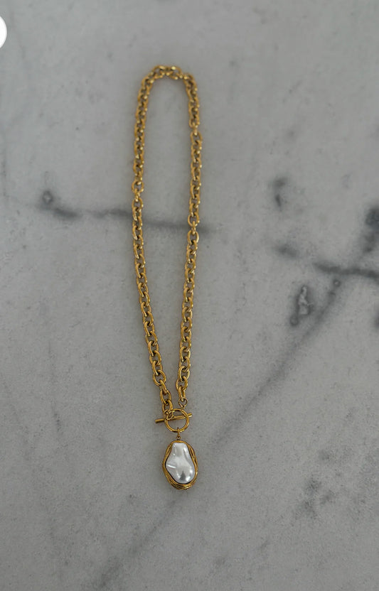 Teardrop pearl necklace